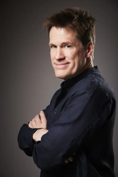 Portrait de Romain Gagnon, bras croisés